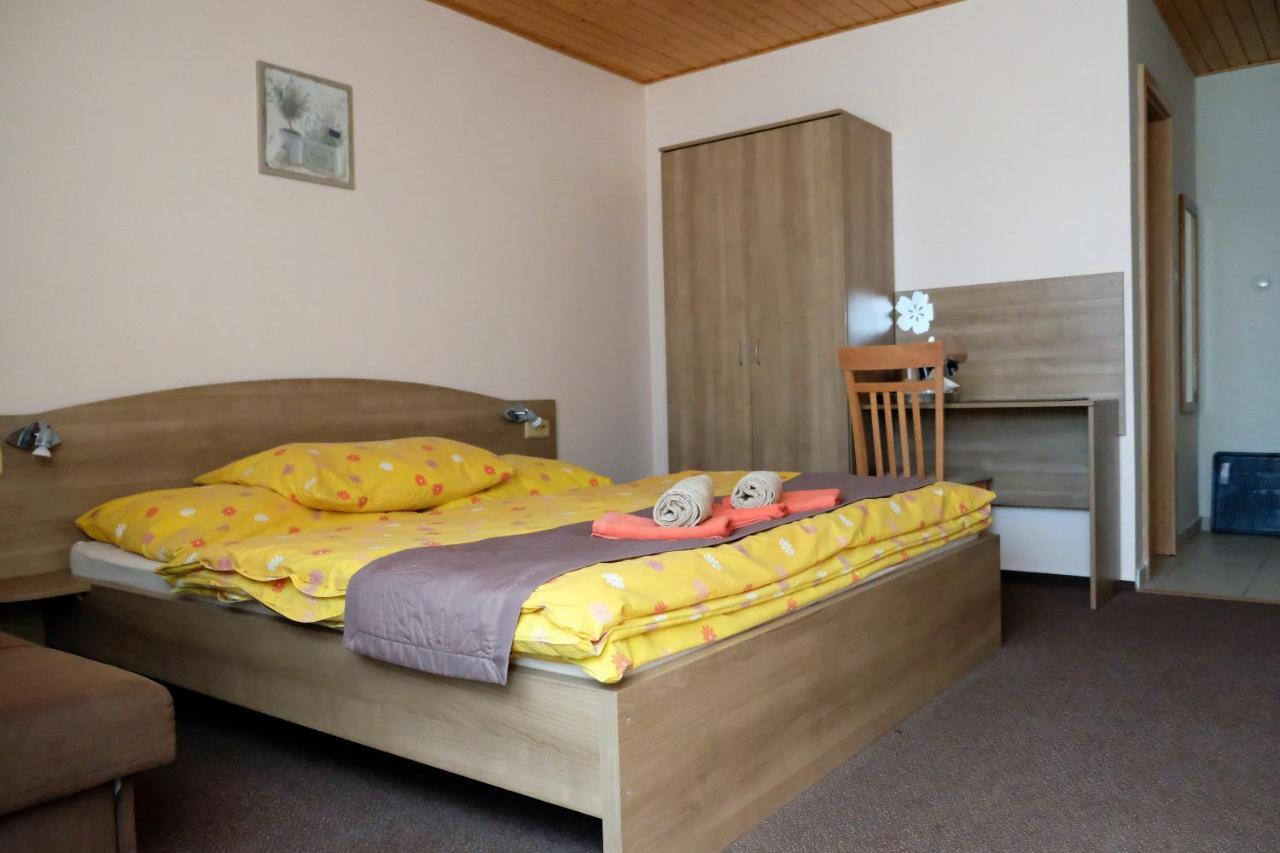 Guest House Fleurs Liptovský Mikuláš Dış mekan fotoğraf